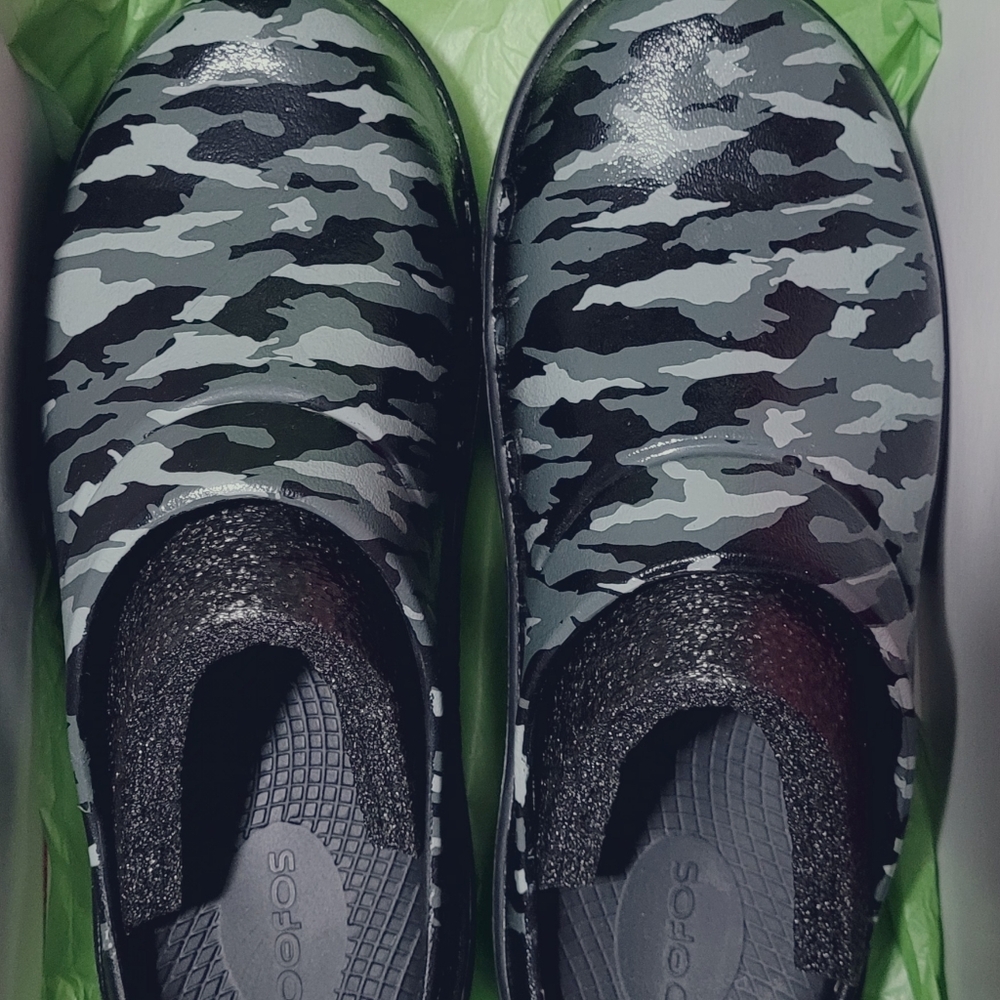 A pair of green camaflaudge, Limited, size 8 womens, OOFOS
